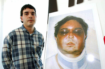 Unai Romano, junto a su rostro deformado por la tortura, en 2002, hace ya 23 años.