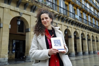 Beatriz Chivite, ‘Oroi garen oro’ liburua aurkeztu berritan.