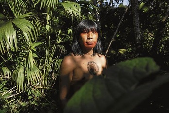 Rember Yahuarcani, artista de  origen uitoto y cocama nacido en Perú