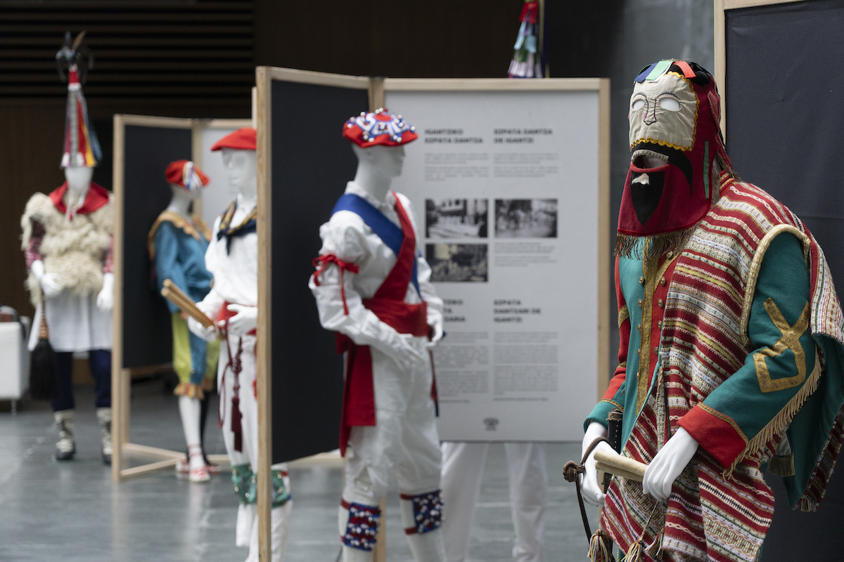 Herrialde osoko jantziak aurkituko ditu bisitariak.