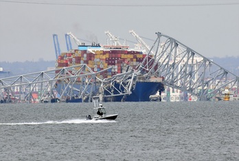 Dali kargaontziak bota zuen Baltimorreko zubi luzea. 
