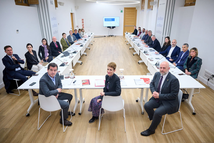 Representantes gubernamentales, sindicales y de asociaciones empresariales, al inicio de la Mesa de Industria.