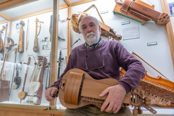 Juan Mari Beltran Argiñena, zarrabetea jotzen, Soinuenean.