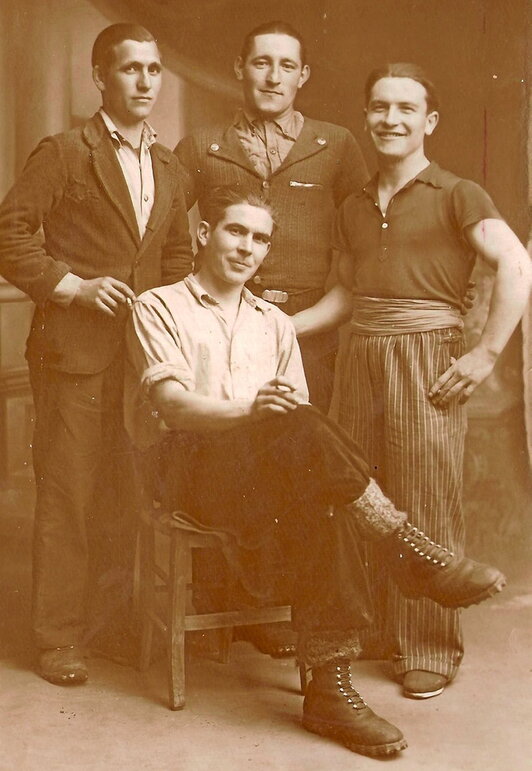 El deportado Anjel Lekuona, sentado.