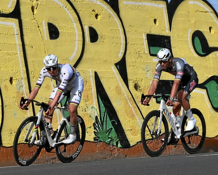 Pogaçar y Van der Poel en el descenso de la Cipressa.
