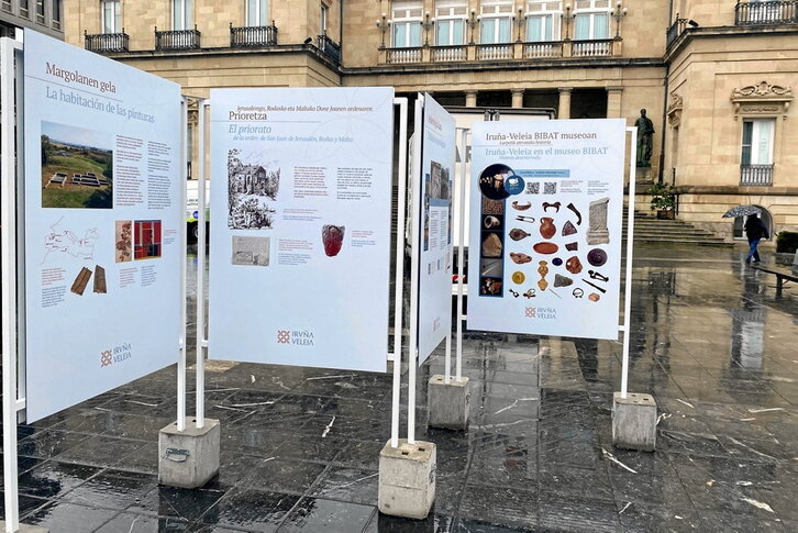 Gasteizko erdialdean ikusi ahal diren panelak.