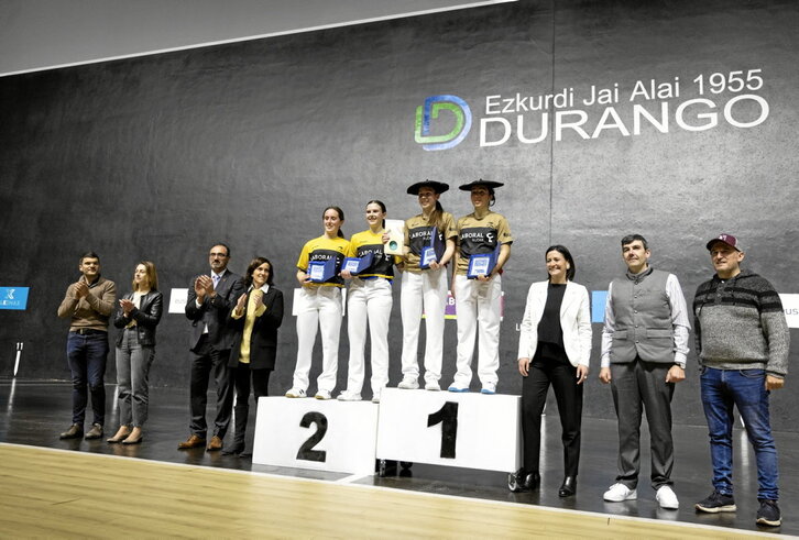 Podium del Winter Series, con las campeonas Helena y Arai en el primer cajón y Elaia y Oaia en el segundo.