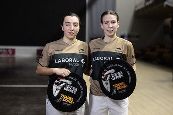 Helena Barrenetxea y Arai Lejardi, con sus txapelas.