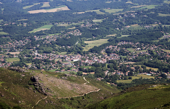 Vue d'Ascain depuis des sentiers de la Rhune. 