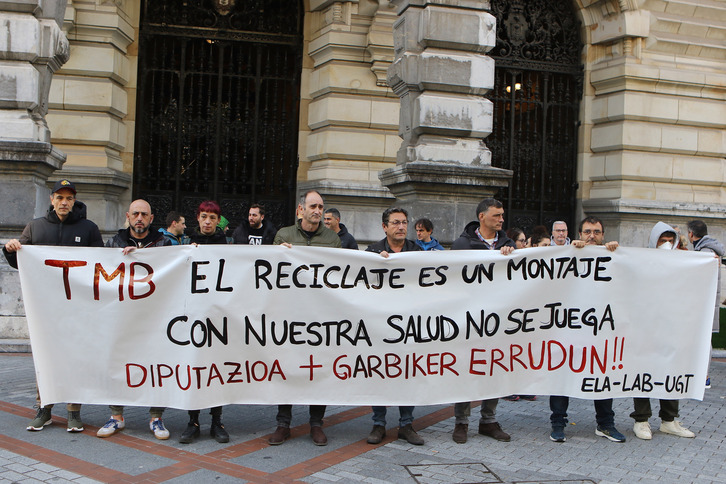 Protesta de trabajadores de la planta de TMB de Arraiz ante el palacio foral.