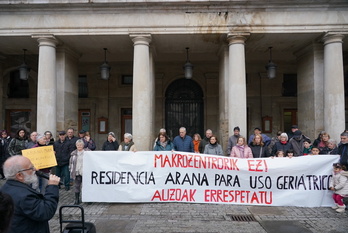 Concentración celebrada este martes frente al Ayuntamiento de Gasteiz.