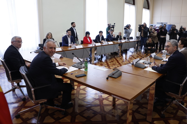 Reunión entre Nafarroa y el Estado en la que se ha procedido a firmar el traspaso de la competencia de Tráfico.