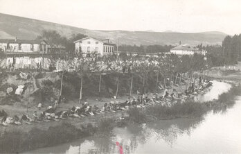 Lavanderas en plena faena en la orilla del río Arga en el año 1903.