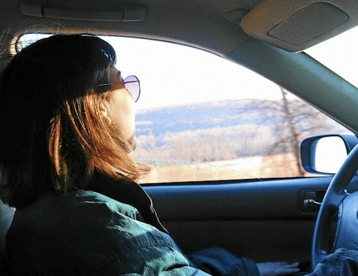 Una mujer conduce un vehículo.