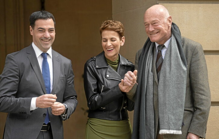 Imanol Pradales, María Chivite y Alain Rousset sonríen al inicio de la Asamblea General de la Eurorregión.