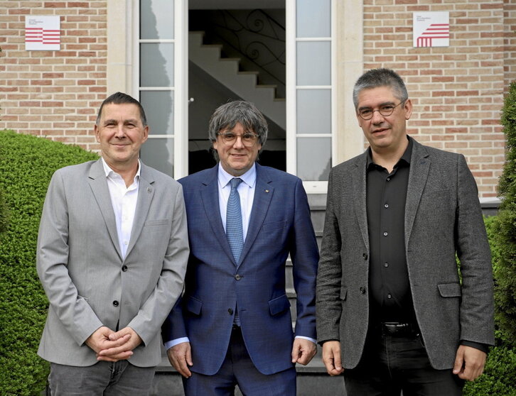 Arnaldo Otegi, Carles Puigdemont y Gorka Elejabarrieta posan antes de la reunión.