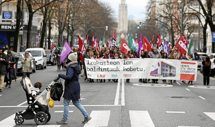 Manifestación en Bilbo en el marco de la huelga del profesorado de la CAV.
