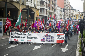 Gasteizko manifestazioa Bake kaletik igaro da.
