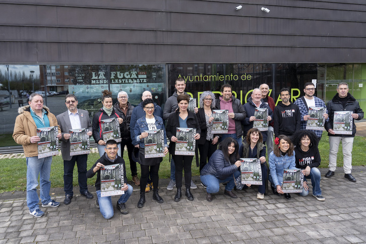 Representantes institucionales, deportivos y de asociaciones memorialistas, en la presentación de la prueba ‘La Fuga Mendi Martxa’.
