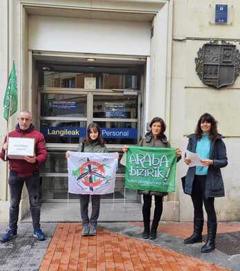 Araba Bizirik plataformako kideak, aurkeztu dituzten alegazioekin.