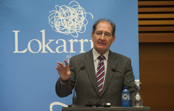 Brian Currin, Euskal Herrira egin zuen bisita batean, adierazpena sinatu baino hilabete batzuk lehenago. 