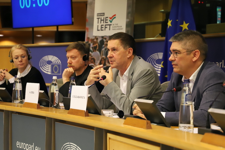 Arnaldo Otegi, junto a Gorka Elejabarrieta, durante su intervención en la Eurocámara ante europarlamentarios de The Left.