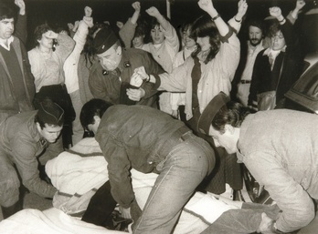 Galdeanoren gorpua eraman zuten unea, emaztea eta alabak bertan zirela.