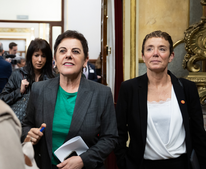 Mertxe Aizpurua y Bel Pozueta, en los pasillos del Congreso este miércoles.