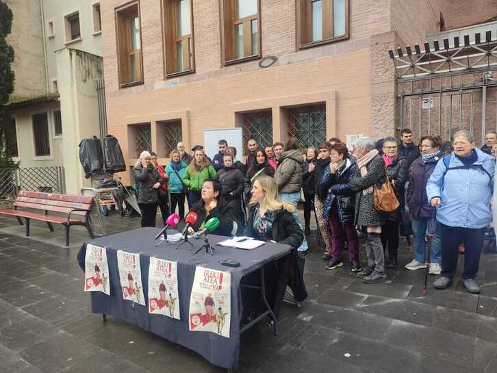 Comparecencia del vecindario de Alde Zaharra de Iruñea ante el centro de salud del barrio.