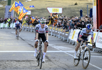Ayuso ha superado al sprint a Roglic.