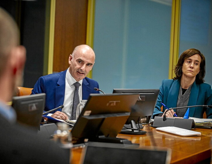 Andoni Aldekoa durante su intervención en la comisión de control del Parlamento.