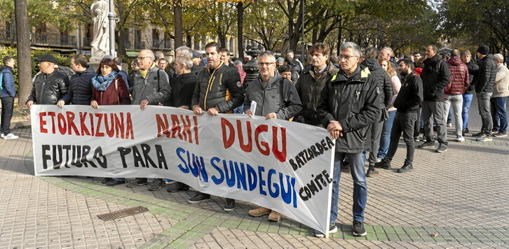 Concentración de trabajadores de Sunsundegui frente al Parlamento navarro.