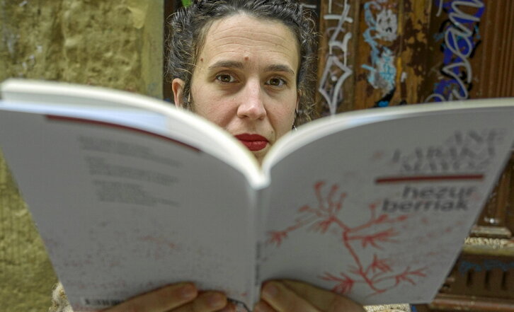 Ane Labaka, atzo Donostian, «Hezur berriak» lehen poema liburua eskuan.