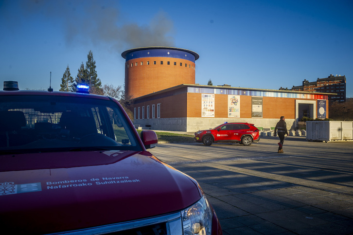 El humo sale de la torre del Planetario de Iruñea tras el incendio del 14 de enero.