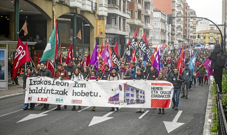 Gasteizko manifestazioa, Bake kaletik igarotzean.
