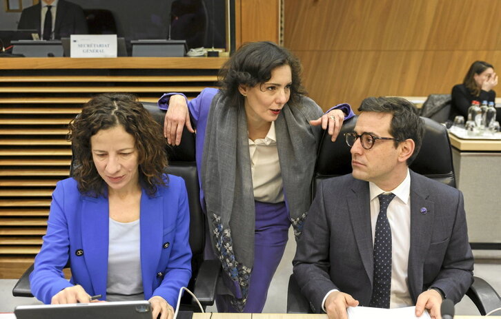 La comisaria de Preparación y Gestión de Crisis e Igualdad, Hadja Lahbib (c), junto a los comisarios Mînzatu y Séjourné.