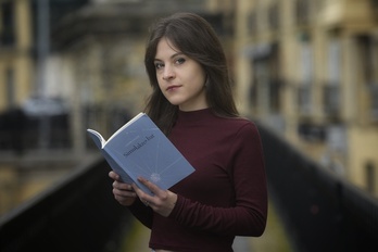 Leire Ugadi, ‘Simulakro bat’ poema liburua eskuan duela.