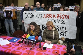 Kaleko Afari Solidarioen eta Hiritarron Harrera Sarearen elkarretaratzea, Donostiako Udaletxearen atarian.