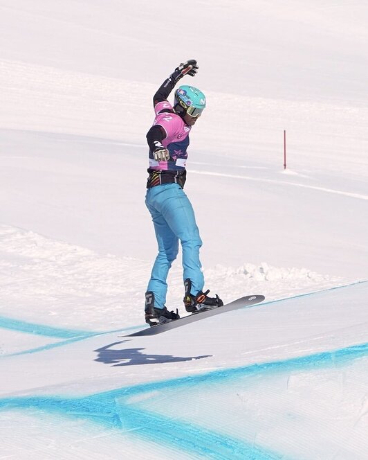 Gesto de satisfacción de Lucas Eguibar al colarse en las finales de los Mundiales de snowboard cross.