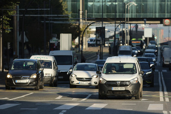 Coches circulando por el centro de Bilbo.