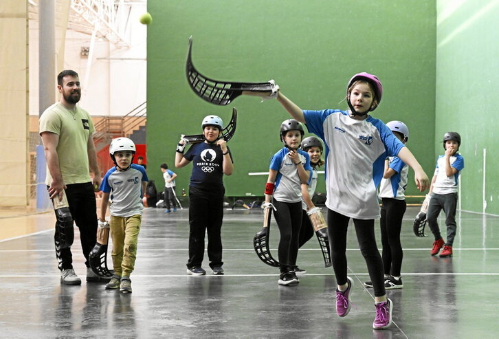 Bilboko Levante Jai Alai elkarteko umeak, San Inazioko pilotalekuan entseatzen, plastikozko xisterekin.