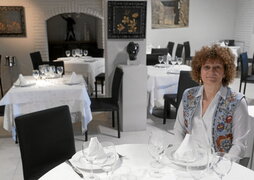 Minerva Opris en el comedor de su restaurante, el Mesón Ibarra, de Cascante.