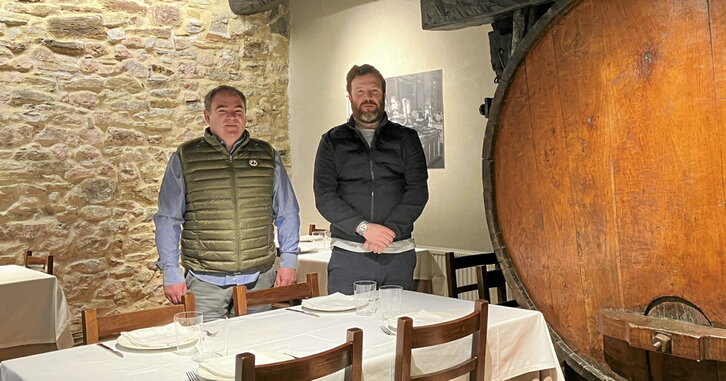 Aritz Perurena eta Borja Bereziartua, jangelako upelen ondoan. Azpian, Portuetxeko bi berezitasun: txingarretan erretako arraina eta sasoiko berdurak.