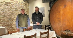 Aritz Perurena eta Borja Bereziartua, jangelako upelen ondoan. Azpian, Portuetxeko bi berezitasun: txingarretan erretako arraina eta sasoiko berdurak.