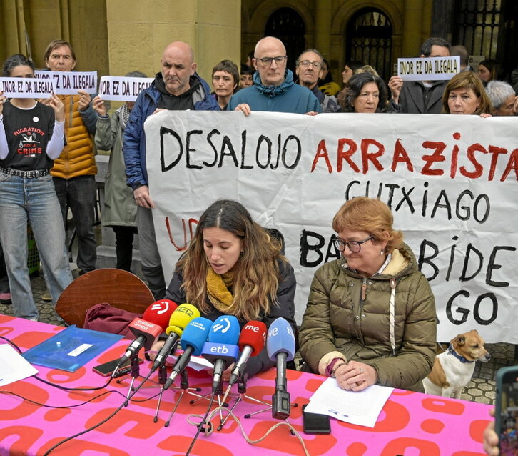 Kaleko Afari Solidarioak eta Hiritarren Harrera Sarea, Donostiako Udaletxeko atarian.