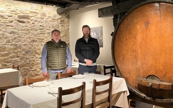 Aritz Perurena eta Borja Bereziartua, jangelako upelen ondoan. Azpian, Portuetxeko bi berezitasun: txingarretan erretako arraina eta sasoiko berdurak.