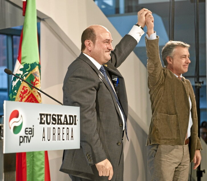 A la izquierda, Andoni Ortuzar e Iñigo Urkullu tras ser elegido el primero presidente del PNV. A la derecha, ambos con Imanol Pradales, tras conocerse esa decisión.