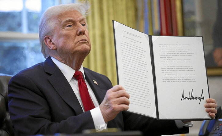 Trump exhibe el documento que promete iniciar una guerra comercial mundial en el mercado del automóvil.