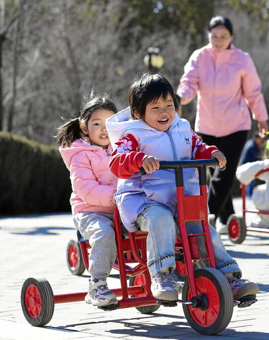 Dos niños juegan en una guardería comunitaria en la ciudad china de Ordos,.