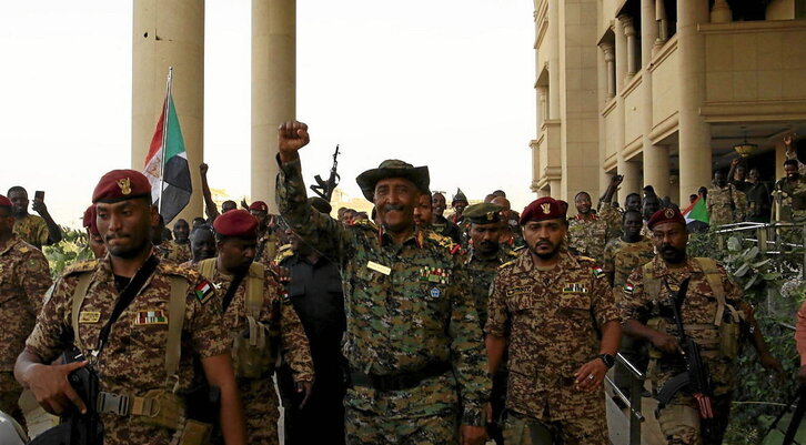 Armadako burua, Al-Burhane, ukabila altxatuta, bere soldaduez inguraturik.